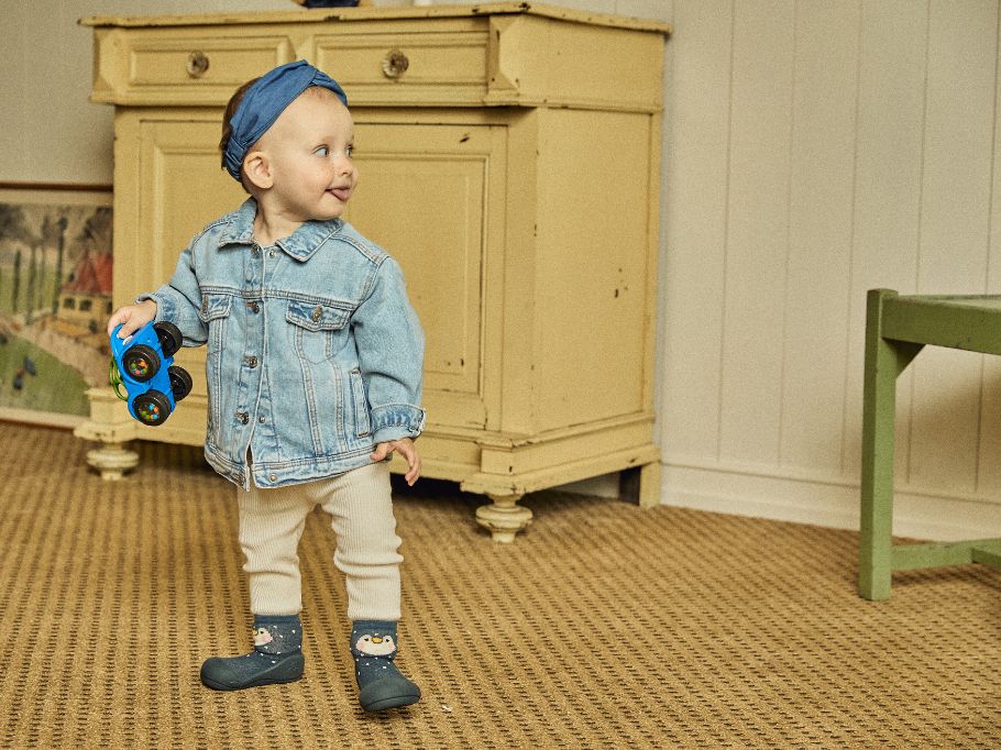 Attipasのファーストシューズを履いている赤ちゃん