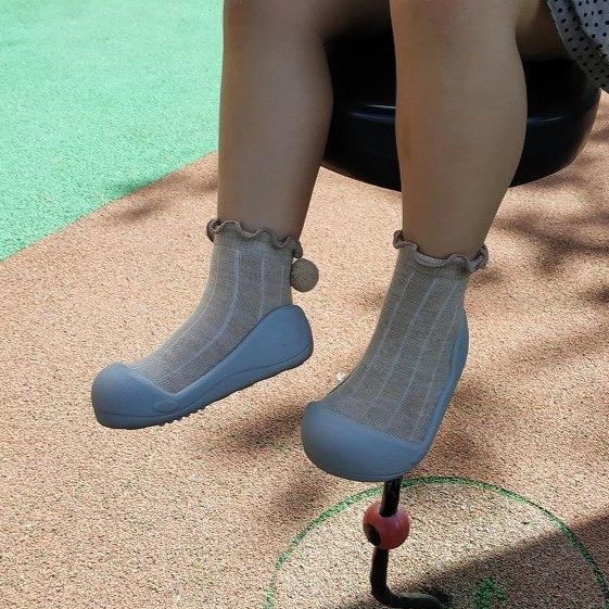 歩いて足を育てるソックスシューズ アティパス ベビー靴