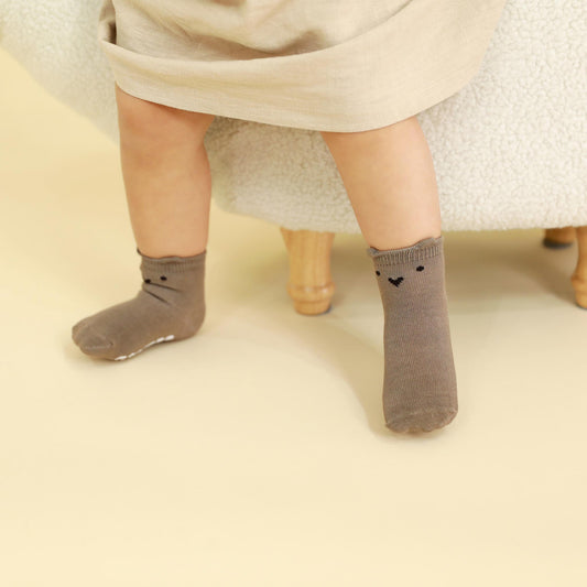 着用イメージ アティパス 靴下 アニマルズソックス カワウソ